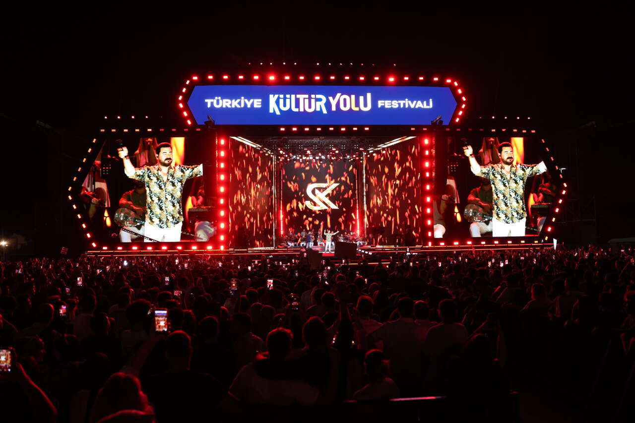 Konya’da binlerce kişi meydana koştu! Serkan Kaya konseri geceye damga vurdu 13